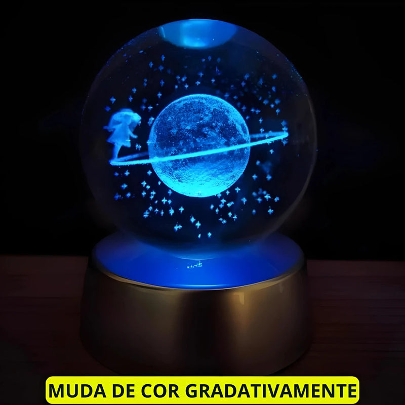 Luminária Solar 3D Cristal – Sistema Solar, Galáxia, Lua ou Terra com Base de Madeira LED USB