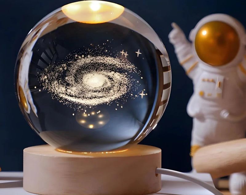 Luminária Bola de Cristal 3D – Sistema Solar, Galáxia, Terra ou Lua com Base de Madeira LED